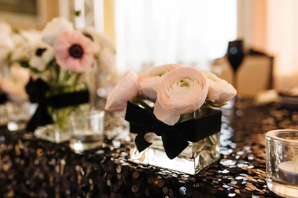 Décor de mariage. Réception. Table numéro 1 sur pied en bois noir. Lunettes et couverts sur le côté. Style Steampunk — Photo