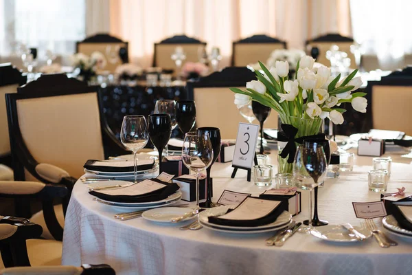 Decoração de casamento. Recepção. Mesa número 1 no suporte de madeira preta. Copos e talheres ao lado. Estilo Steampunk — Fotografia de Stock