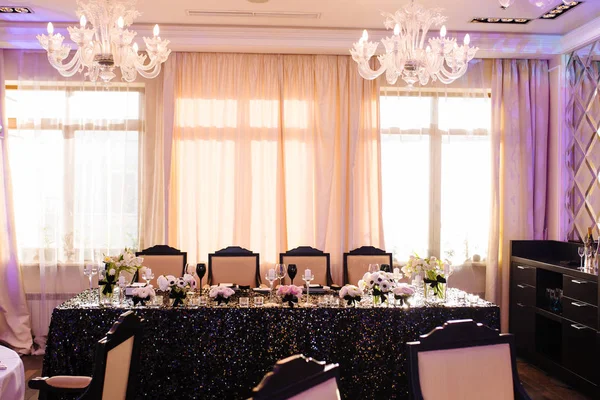 Decoração de casamento. Recepção. Mesa número 1 no suporte de madeira preta. Copos e talheres ao lado. Estilo Steampunk — Fotografia de Stock