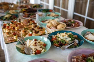 Çeşitli ürün yelpazesine farklı lüks yemek aperatifler ve mezeler, süslü yemek Ziyafet sette, bir parti olay kutlama kavramı
