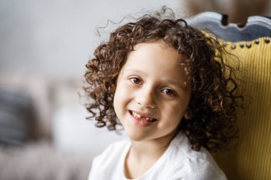 Odada bir gülümsemeyle bir Afro-Amerikan çocuk portresi