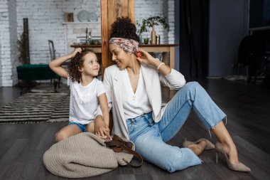Mutlu sevgi dolu aile. Genç anne ve kızı kızı çocuk odası oynamak. Komik anne ve güzel çocuk