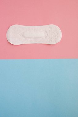 Kadın hijyen yastık pembe bir arka plan üzerinde. Menstruasyon sırasında kadın hijyen kavramını. Düz yatıyordu, en iyi görünümü.