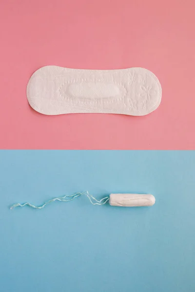 Жіноча гігієнічна прокладка і тампон на рожевому тлі. Поняття жіночої гігієни під час менструацій. Плоский прошарок, вид зверху . — стокове фото