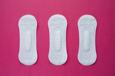 Kadın hijyen yastık pembe bir arka plan üzerinde. Menstruasyon sırasında kadın hijyen kavramını. Düz yatıyordu, en iyi görünümü.