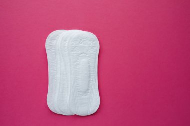 Kadın hijyen yastık pembe bir arka plan üzerinde. Menstruasyon sırasında kadın hijyen kavramını. Düz yatıyordu, en iyi görünümü.