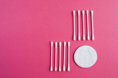 Pamuk temizleme bezi ve pembe bir arka plan üzerinde izole diskler. Hijyen ürünleri.