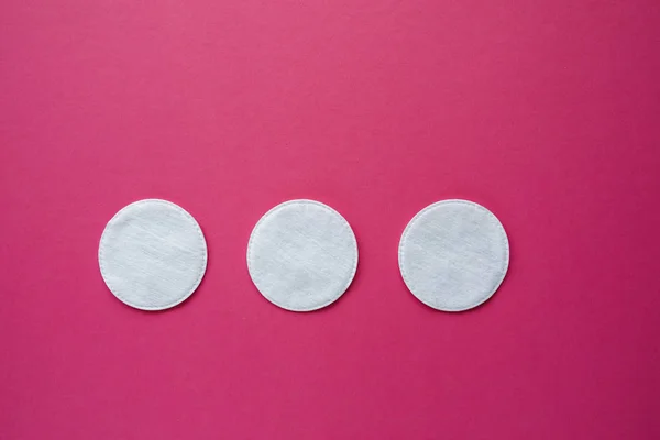 Бавовняні тампони і диски ізольовані на рожевому тлі. Продукти гігієни . — стокове фото