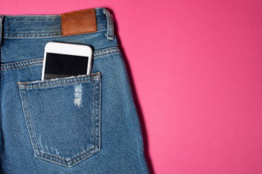 Kopya alanı ile düz arka plan. Rahat kadın kıyafeti, kot pantolon ve kulaklıkların üst görünümü