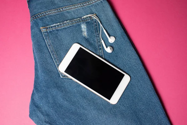 Plano de fundo com espaço de cópia. Vista superior da roupa de mulher casual, jeans e fones de ouvido — Fotografia de Stock