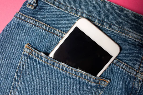 Plano de fundo com espaço de cópia. Vista superior da roupa de mulher casual, jeans e fones de ouvido — Fotografia de Stock