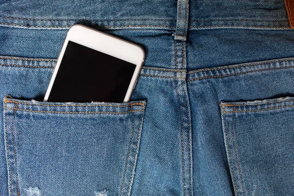 Plano de fundo com espaço de cópia. Vista superior da roupa de mulher casual, jeans e fones de ouvido — Fotografia de Stock