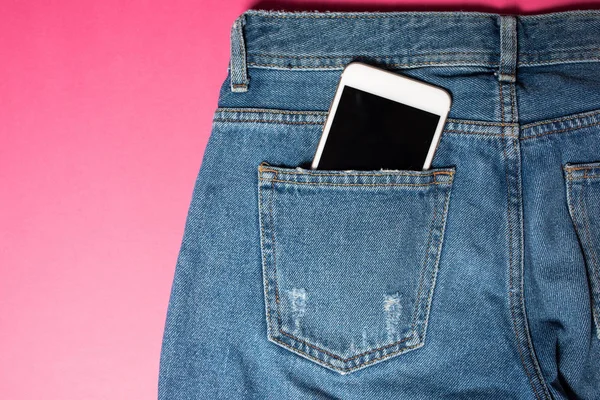 Kopya alanı ile düz arka plan. Rahat kadın kıyafeti, kot pantolon ve kulaklıkların üst görünümü