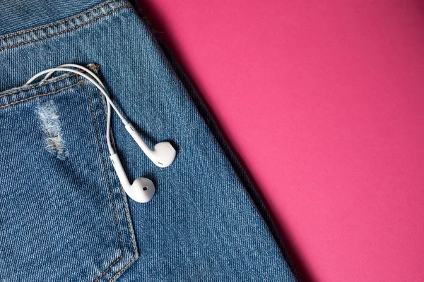 Kopya alanı ile düz arka plan. Rahat kadın kıyafeti, kot pantolon ve kulaklıkların üst görünümü