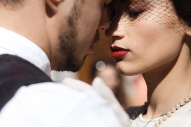 Adam eski sokakta 30s tarzı ihale ayakta giyinmiş kadın tutar