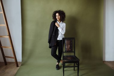 Afro ile genç bir güzel Afro-Amerikan kız Moda portre. Stüdyo çekim iş tarzı.