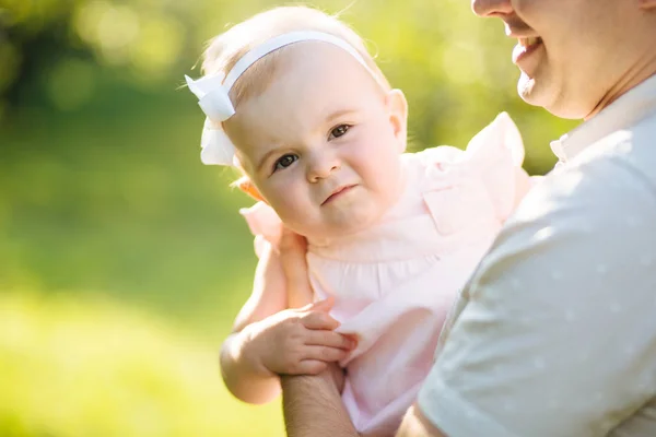 Cute Little piękna dziewczyna 6 miesięcy spaceru w parku z rodzicami. — Zdjęcie stockowe