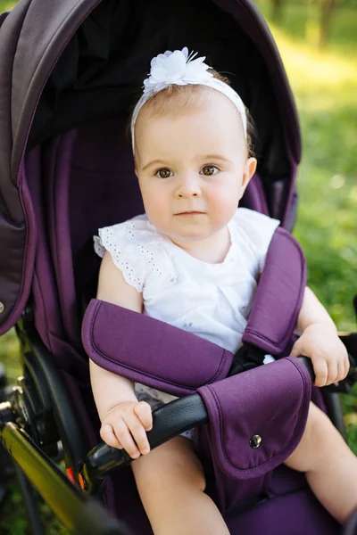 可爱的小漂亮宝贝女孩坐在婴儿车或婴儿推车上等着妈妈的 6 个月 — 图库照片