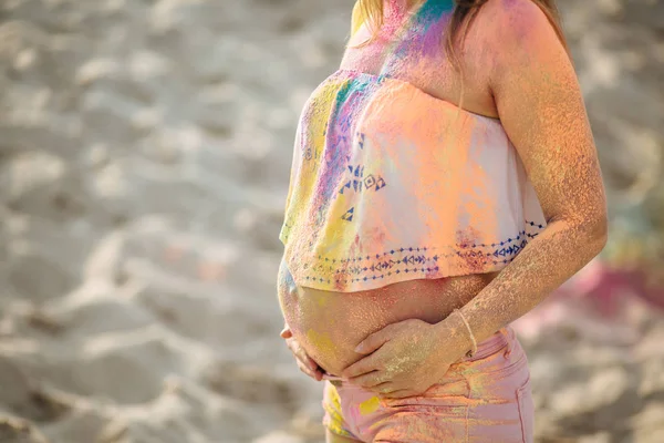 A rapariga das cores do holi. Menina grávida em celebração holi . — Fotografia de Stock