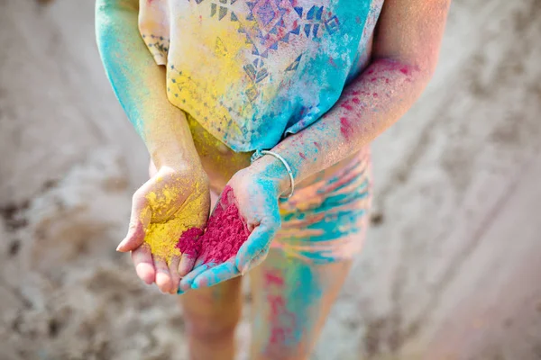 La ragazza dai colori holi. Ragazza incinta sulla celebrazione holi . — Foto Stock