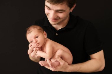 ebeveynlerin elinde yenidoğan bebek, closeup resim.