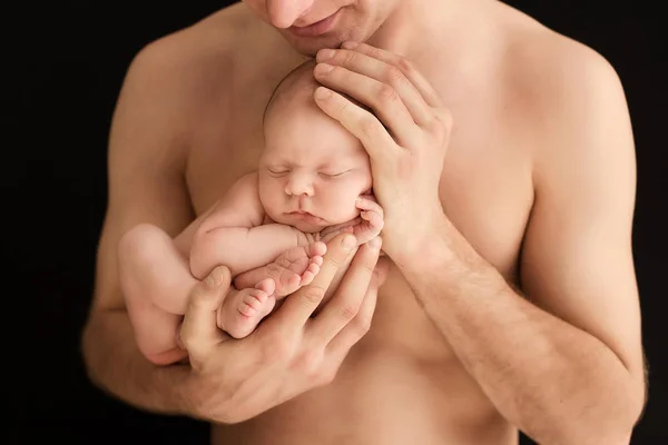 Pasgeboren baby in de handen van de ouders, close-up foto. — Stockfoto