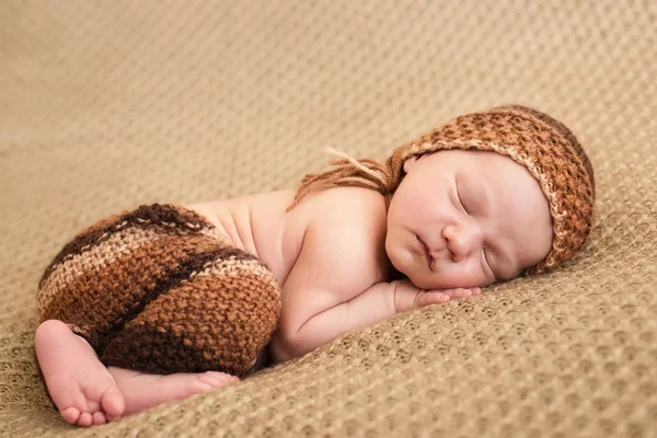 Bebê recém-nascido dormindo em uma bela pose — Fotografia de Stock