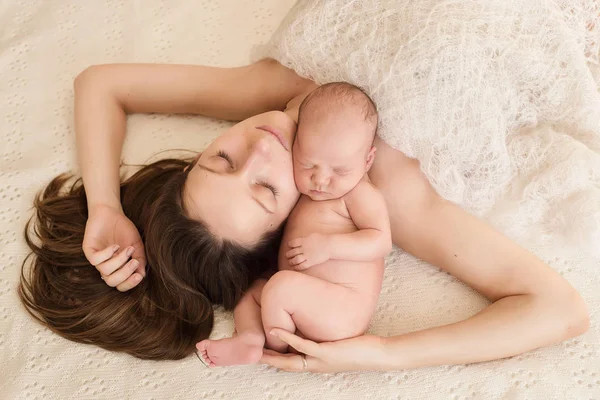 ebeveynlerin elinde yenidoğan bebek, closeup resim.