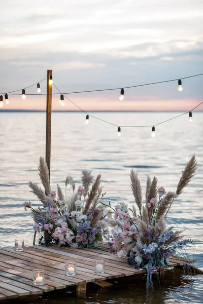 해안에 바다 결혼식 장식입니다. 물 근처의 저녁 결혼식 스톡 사진