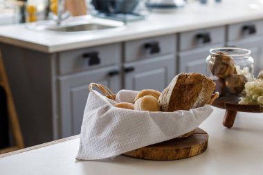 Modern bir iç mutfak masasında bir sepet içinde Ekmek