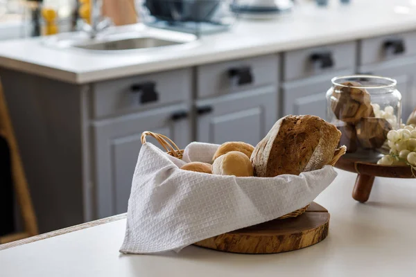 현대적인 인테리어의 주방 테이블에 바구니에 빵 로열티 프리 스톡 이미지