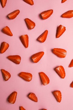 Pastel pembe arka planda çilek deseni. Yaz konsepti. Düz yatıyordu, üst görünüm, kare