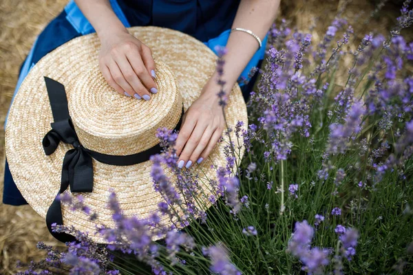 A straw hat lies in a lavender field, selective focus. Dawn in the lavender field — Stock Photo, Image