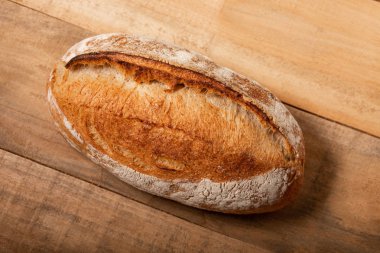 Eski bir vintage ahşap tahta masada taze ekmek. ahşap karamsar b