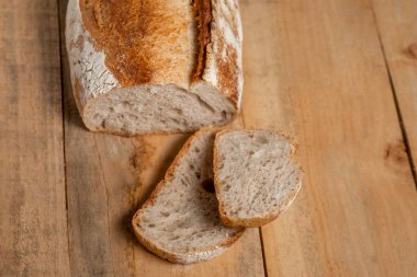 Tahta bir masada taze ekmek dilimleri. Yukarıdan görüntüle
