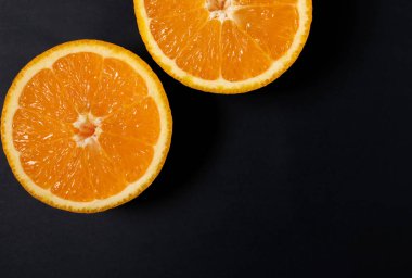 Siyah arka planda turuncu dilim, üst görünüm