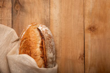 Peçetedeki tahta bir masada taze ekmek. Kopya sp ile üst görünüm