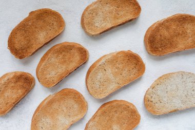 Beyaz arka plan üzerinde izole tost baget dilim kapatın. Tost, kızarmış ekmek parçaları. Üstten görünüm.
