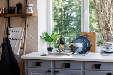 Ahşap ve beyaz detaylara sahip klasik mutfak, minimalist iç tasarım.