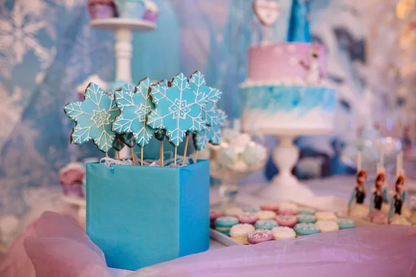 Sweet Table Einen Teller Mit Kuchen Und Muffins Mit Sahne Tisch Mit Sussigkeiten Sussigkeiten Buffet Desserttisch Fur Eine Party Leckereien Fur Die Hochzeit Nahaufnahme Schokoriegel Lecker Dekoriert Geburtstag Verbrennung Stock