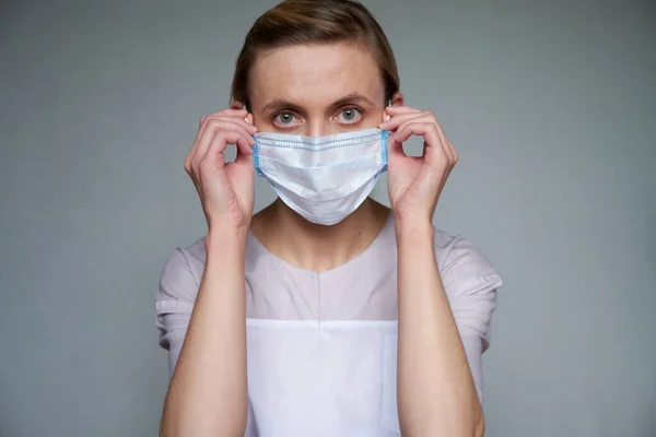Close Médico Cientista Máscara Facial Protetora Sobre Fundo Cinza Ela — Fotografia de Stock