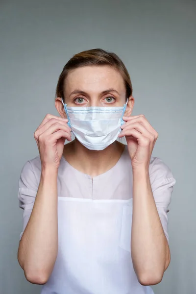 Close Médico Cientista Máscara Facial Protetora Sobre Fundo Cinza Ela — Fotografia de Stock