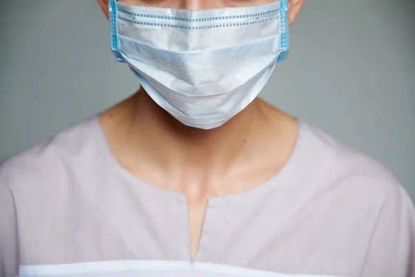 Close Van Vrouwelijke Arts Wetenschapper Beschermende Medische Masker Grijze Achtergrond — Stockfoto