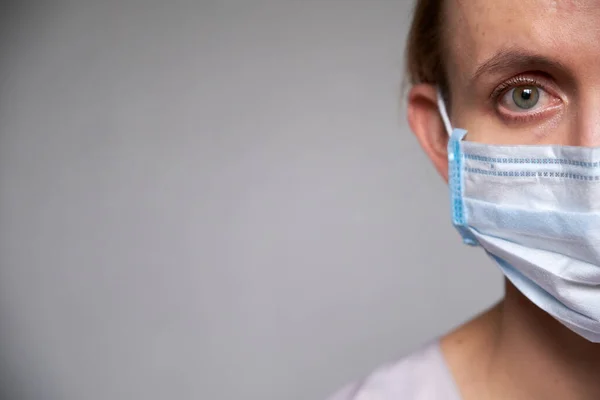 Close Médico Cientista Máscara Médica Protetora Sobre Fundo Cinza — Fotografia de Stock