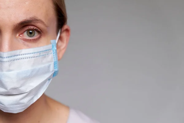 Close Médico Cientista Máscara Médica Protetora Sobre Fundo Cinza — Fotografia de Stock