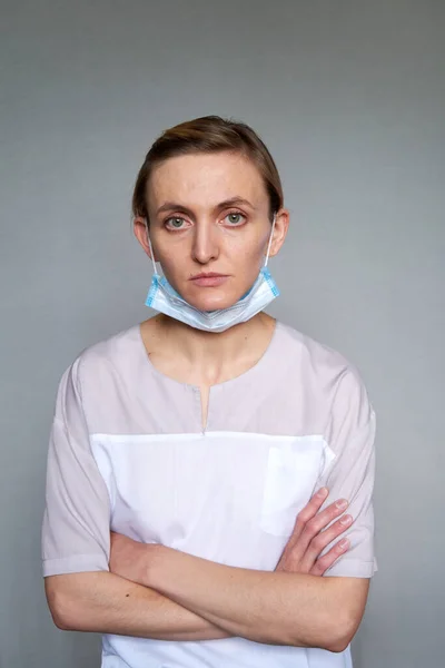 Mendekati Dokter Wanita Atau Ilmuwan Dengan Topeng Medis Pelindung Dengan — Stok Foto
