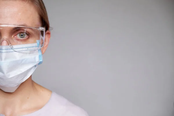 Close Médico Cientista Com Uma Máscara Médica Óculos Sobre Fundo — Fotografia de Stock