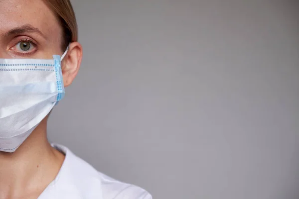 Gri Arka Planda Koruyucu Tıbbi Maskeli Kadın Doktor Bilim Adamına — Stok fotoğraf