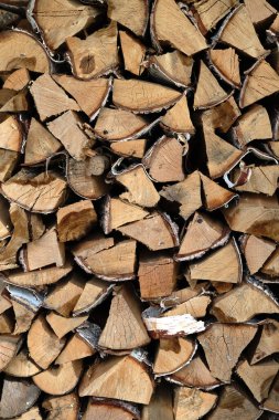 Duvar odunları, kesilen odun yığınlarının arka planı.