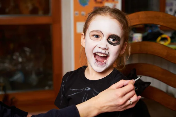 Matka pomaga córce z makijażem Halloween — Zdjęcie stockowe